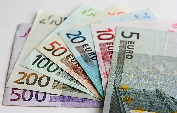 wir banknotów euro-zbliżenie - five euro banknote european union currency number 5 paper currency zdjęcia i obrazy z banku zdjęć