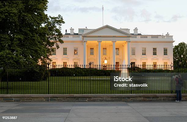 Turista Está Tomando La Casa Blanca Foto de stock y más banco de imágenes de La Casa Blanca - La Casa Blanca, Columna arquitectónica, Aire libre