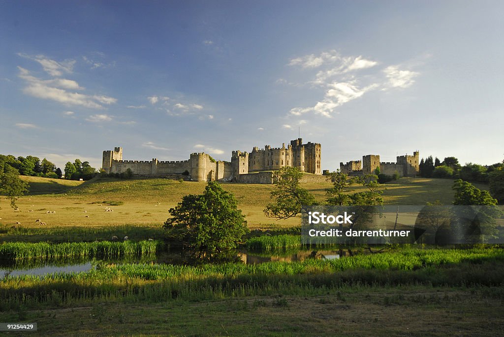 Alnwick Castle und River Aln, Northumberland - Lizenzfrei Schloss Alnwick Stock-Foto