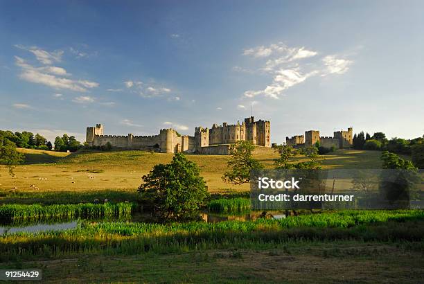 Foto de Castelo De Alnwick E Rio Aln Northumberland e mais fotos de stock de Castelo de Alnwick - Castelo de Alnwick, Northumberland, Alnwick