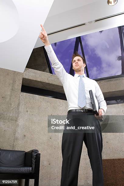 Empresário Líder Indicando O Crescimento Futuro - Fotografias de stock e mais imagens de 20-29 Anos - 20-29 Anos, Adulto, Apoio