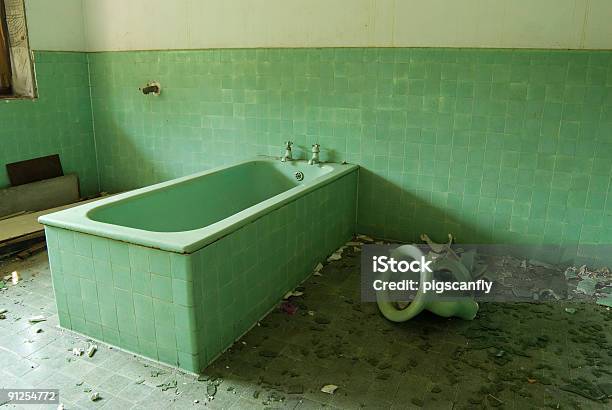 Banheira - Fotografias de stock e mais imagens de Casa de Banho - Instalação Doméstica - Casa de Banho - Instalação Doméstica, Cor verde, Estilo retro