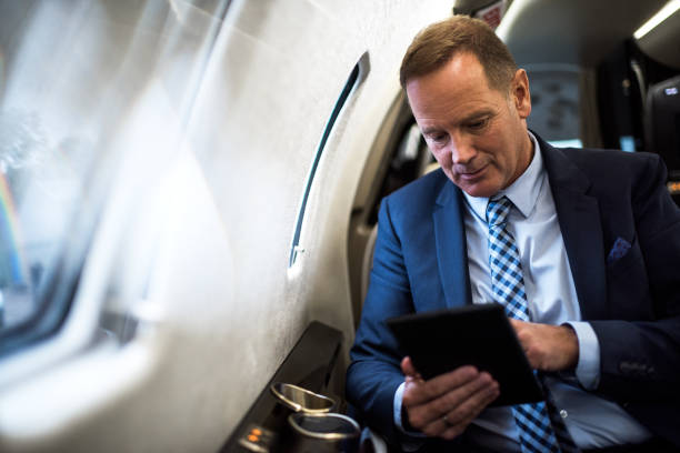 człowiek w prywatnym samolocie odrzutowym - vehicle interior corporate jet jet private airplane zdjęcia i obrazy z banku zdjęć