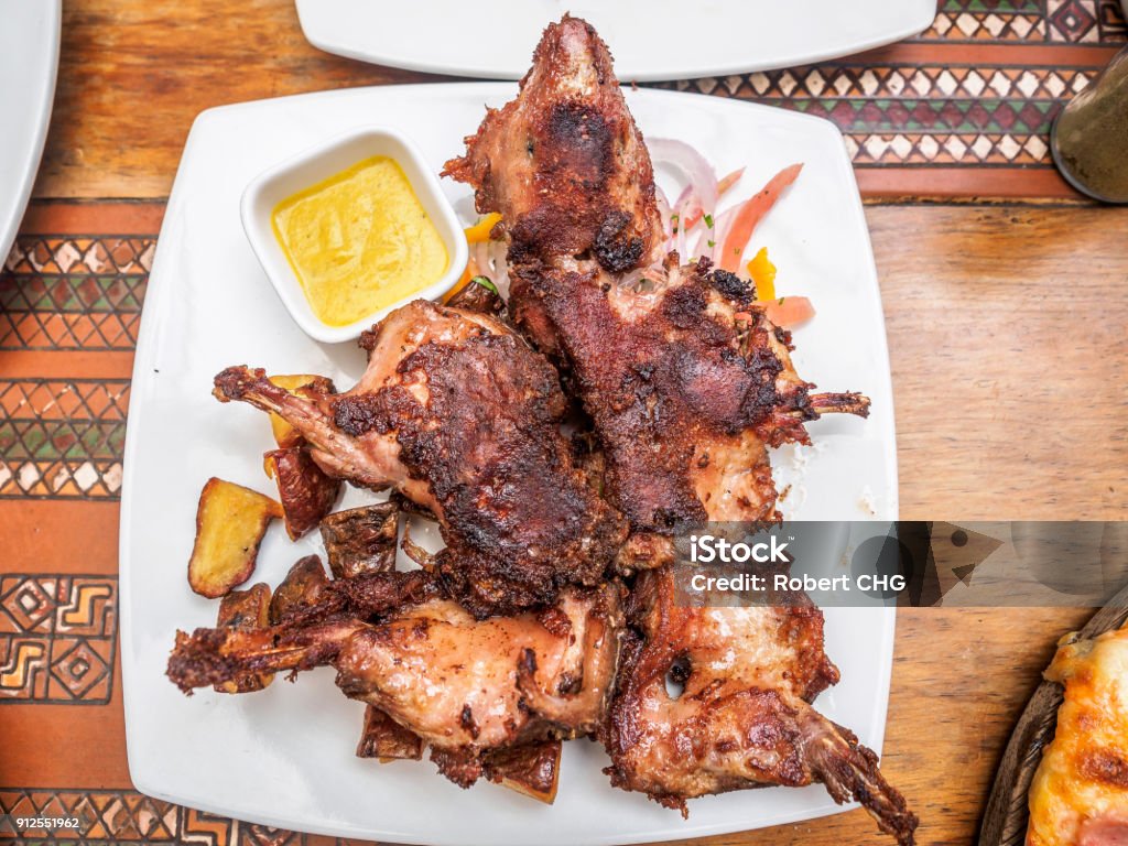 Traditionelle gebratenes Meerschweinchen, eine beliebte peruanische Küche. - Lizenzfrei Ratte Stock-Foto