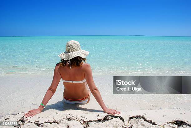 Foto de Mulher Sentada Na Praia e mais fotos de stock de Adulto - Adulto, Areia, Azul