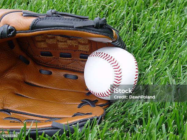 Beisebol Em Uma Luva - Fotografias de stock e mais imagens de Basebol - Basebol, Bola, Bola de Basebol