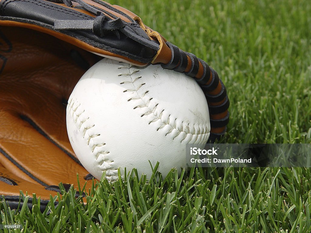 Softball em uma luva - Foto de stock de Beisebol royalty-free