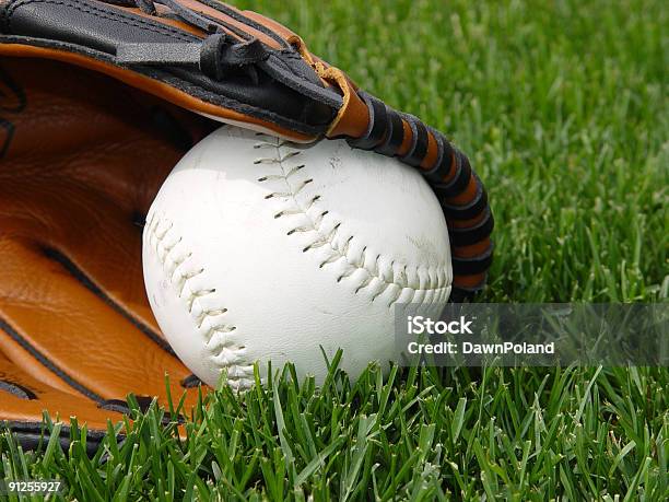 Foto de Softball Em Uma Luva e mais fotos de stock de Beisebol - Beisebol, Bola de Beisebol, Comércio - Consumismo