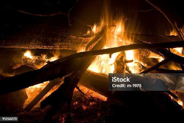 Foto de Fogueira De Acampamento e mais fotos de stock de Acampar - Acampar, Amarelo, Brilhante - Luminosidade