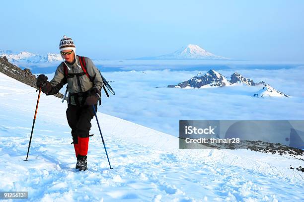 Kobieta Mountaineer - zdjęcia stockowe i więcej obrazów Góra Mount Rainier - Góra Mount Rainier, Wspinaczka, Alpinizm