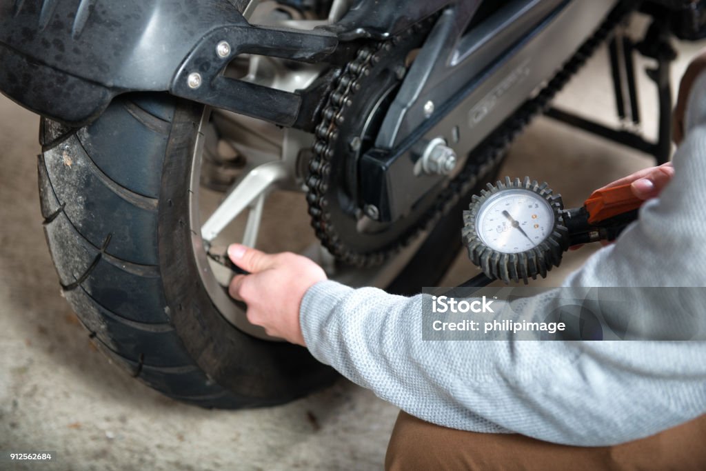 Kontrolle des Reifendrucks des Motorrads - Lizenzfrei Motorrad Stock-Foto