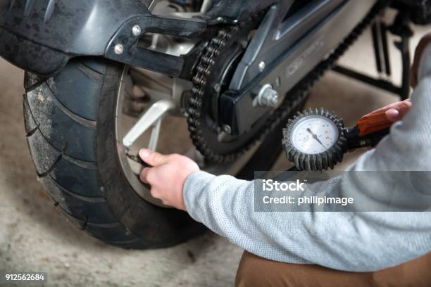 Kontrolle Des Reifendrucks Des Motorrads Stockfoto und mehr Bilder von Motorrad - Motorrad, Untersuchen, Reifen