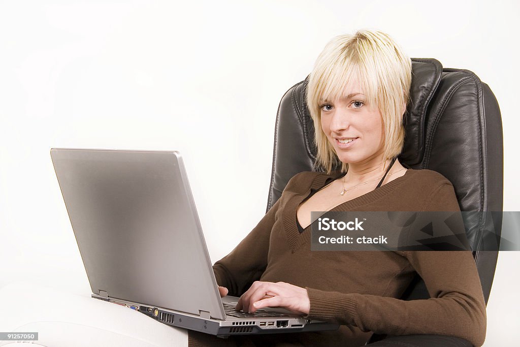 Ragazza lavorando su un computer portatile - Foto stock royalty-free di Abbigliamento casual