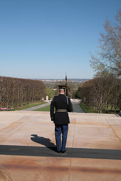 sie den diensthabenden - tomb of the unknown soldier fotos stock-fotos und bilder