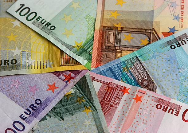 wszystkie banknoty euro umieszczone w wir - five euro banknote european union currency number 5 paper currency zdjęcia i obrazy z banku zdjęć