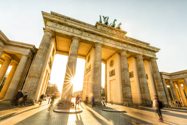 Brandenburger Gate with sun Brandenburger Gate with sun sonne stock pictures, royalty-free photos & images
