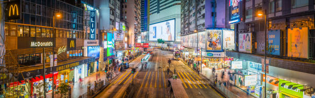 occupé à panorama de nuit des néons rue commerçante hong kong causeway bay - hong shopping night skyline photos et images de collection