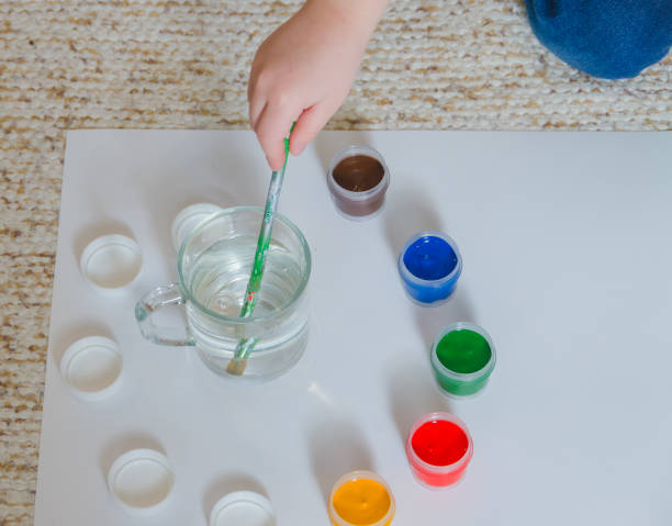 istock paint and brush in hand, background 912584518