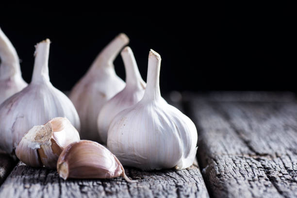 istock Garlic bulb on vintage wooden background 912585232