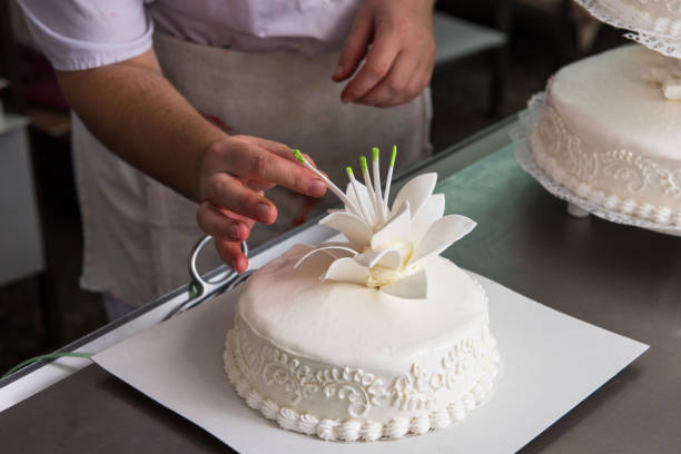 Gâteau de mariage avec des fleurs - Photo