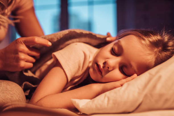 madre e hija en su casa - bedtime fotografías e imágenes de stock