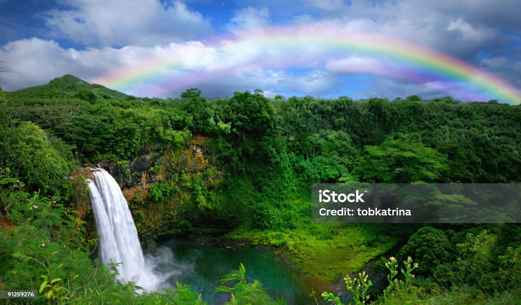 Cachoeira com arco-íris em Kauai - Foto de stock de Ilhas do Havaí royalty-free