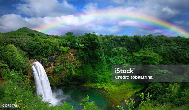 Foto de Cachoeira Com Arcoíris Em Kauai e mais fotos de stock de Ilhas do Havaí - Ilhas do Havaí, Kauai, Cascata