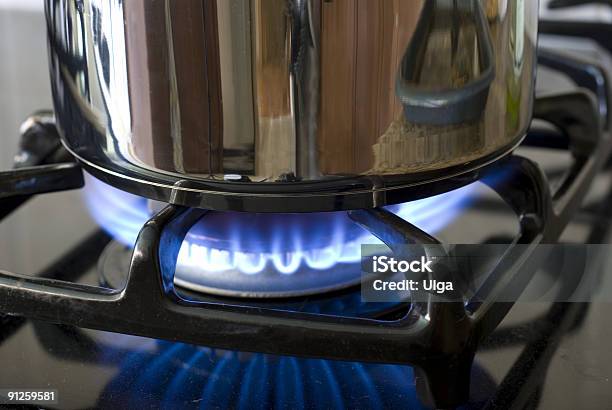 Cucinare Su Una Stufa A Gas - Fotografie stock e altre immagini di Acciaio inossidabile - Acciaio inossidabile, Blu, Calore - Concetto