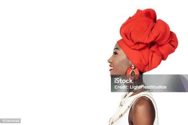 Photo libre de droit de Vue Latérale Dune Femme Afroaméricaine En Accessoires Ethniques Isolé Sur Blanc banque d'images et plus d'images libres de droit de D'origine africaine