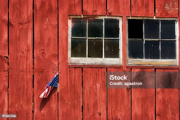 Красный Американский Barn — стоковые фотографии и другие картинки Амбар - Амбар, Флаг, Американская культура