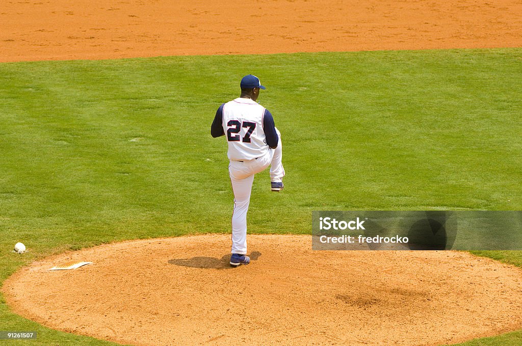 野球のピッチャー投げる Homeplate 方面に向かいます。 - 野球のロイヤリティフリーストックフォト