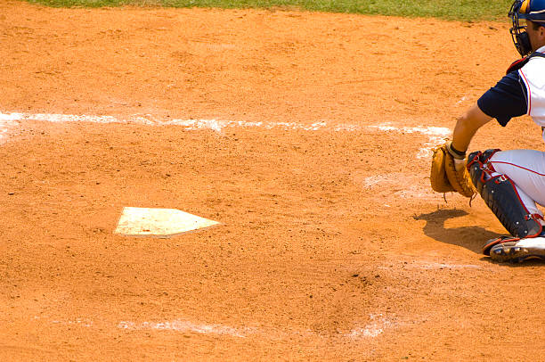 бейсболист ловить бейсбольная дома покрытие. - minor league baseball стоковые фото и изображения