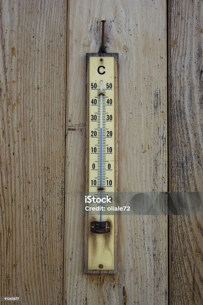 Alte Thermometer Nahaufnahme auf einem Holz Hintergrund - Lizenzfrei Alt Stock-Foto