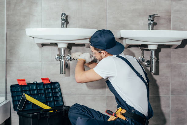 back view of young professional plumber fixing sink in bathroom - manual worker one person young adult men imagens e fotografias de stock