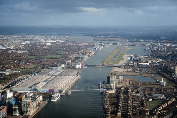 аэропорт лондон-сити - london england aerial view skyscraper mid air стоков�ые фото и изображения