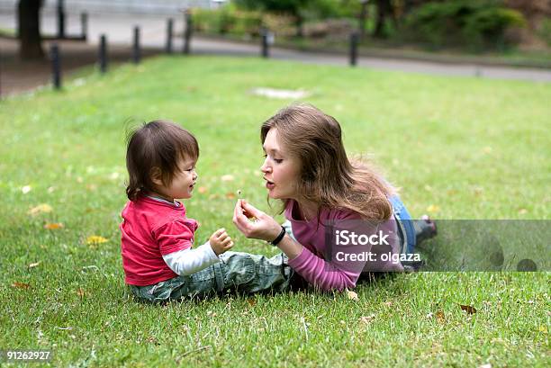 Bambina Con La Mamma - Fotografie stock e altre immagini di Accudire - Accudire, Adulto, Allegro