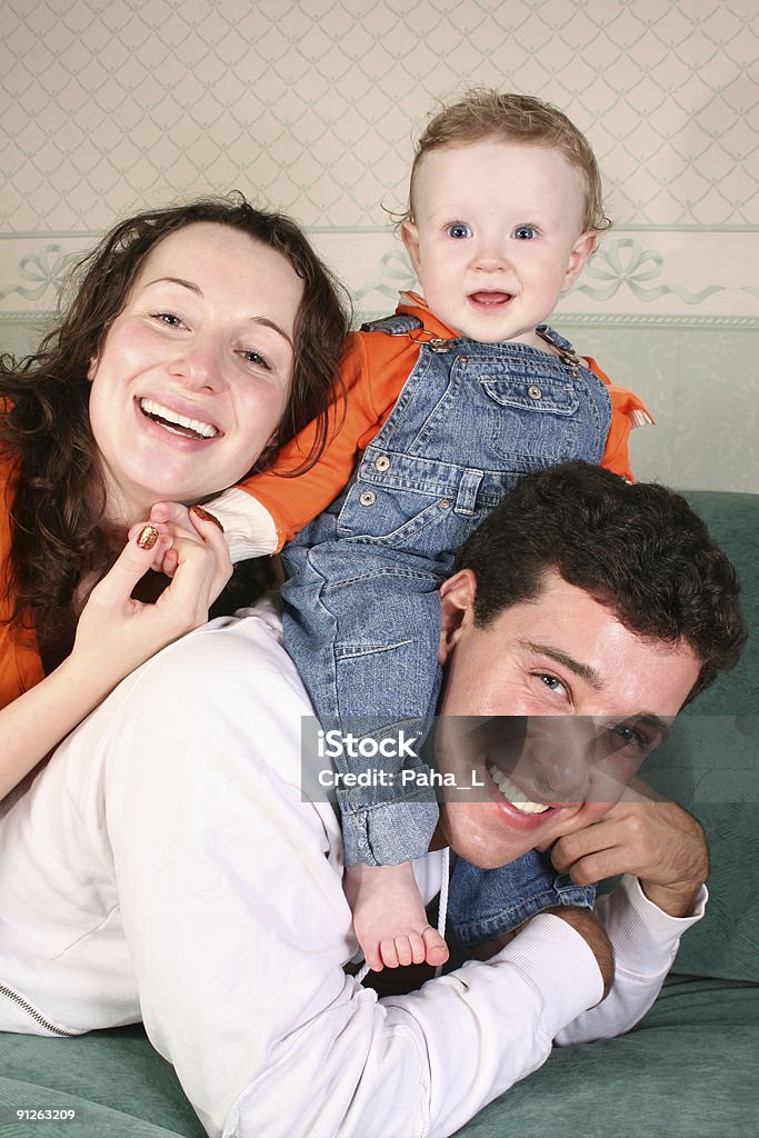 Familie mit baby auf sofa - Lizenzfrei Baby Stock-Foto