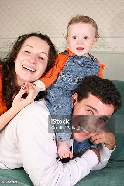 Familie Mit Baby Auf Sofa Stockfoto und mehr Bilder von Baby - Baby, Blau, Drei Gegenstände