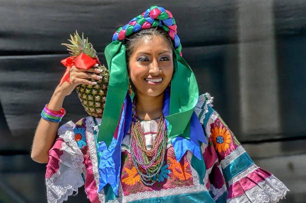 meksykańska amerykańska młoda kobieta paraduje w cinco de mayo uroczystości w oxnard, kalifornia - mexican american zdjęcia i obrazy z banku zdjęć