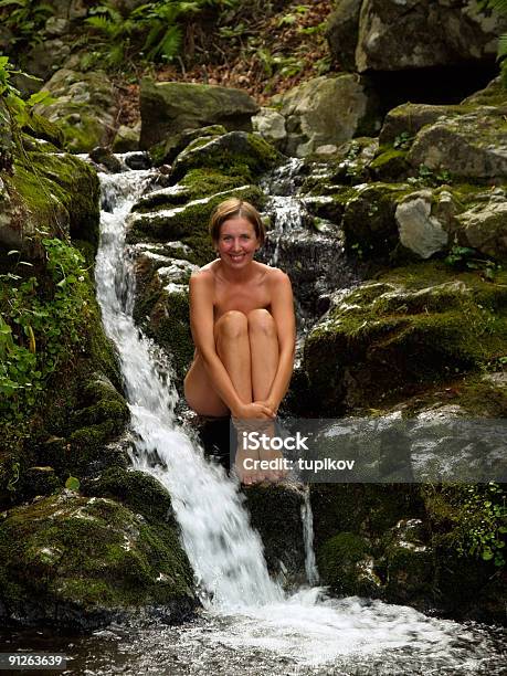 Foto de Menina Feliz E Cachoeira Da Floresta e mais fotos de stock de Longa Caminhada - Longa Caminhada, Nudista, Alegria