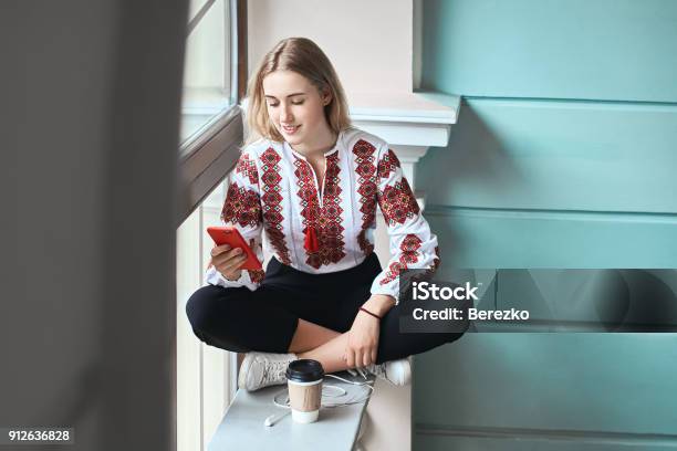 젊은 아름 다운 백인 여자 학생 Vyshyvanka 입고 셔츠를 수 놓은 전통적인 우크라이나 대학에서 그녀의 스마트폰 확인 우크라이나문화에 대한 스톡 사진 및 기타 이미지