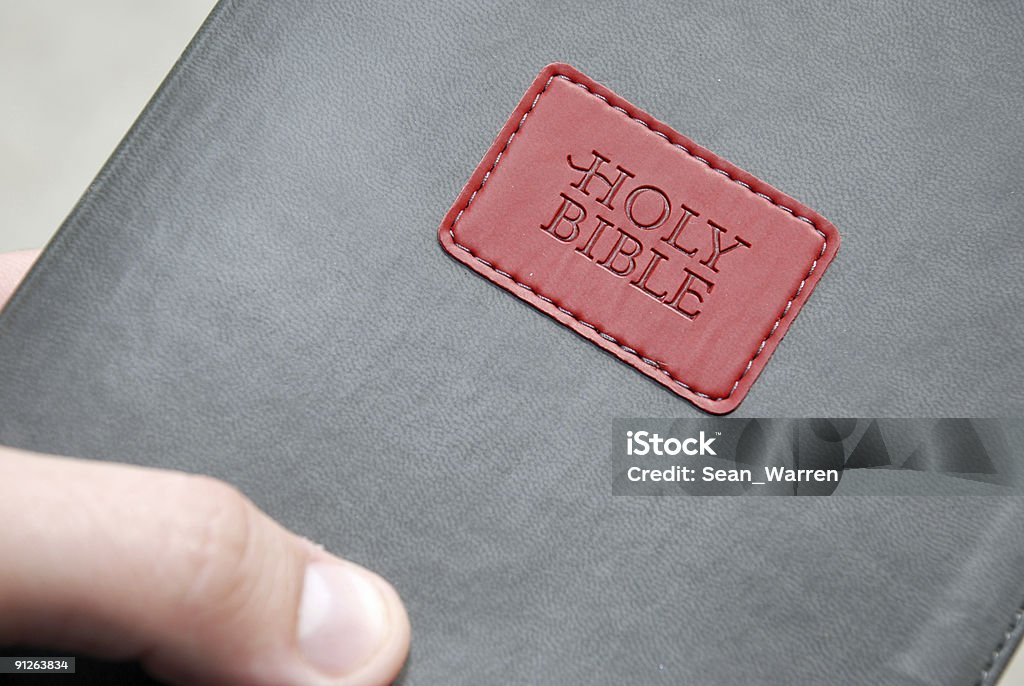 Bible dans la main - Photo de Amour libre de droits