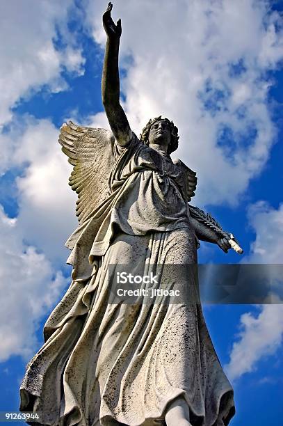 Angelical Victoria Estatua En El Cielo De Fondo Foto de stock y más banco de imágenes de Ángel - Ángel, Modelo de conducta, Protección