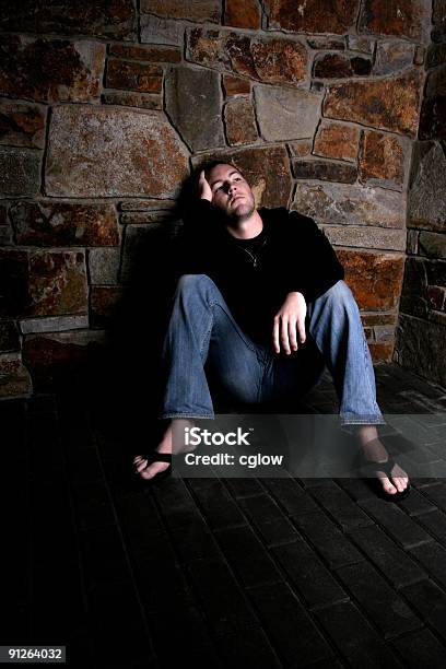 Hombre Deprimido Foto de stock y más banco de imágenes de Adulto - Adulto, Blanco - Color, Camisa con capucha