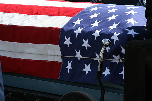 militaire funérailles - depression sadness usa american flag photos et images de collection