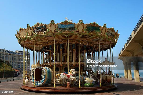 Photo libre de droit de Carrousel banque d'images et plus d'images libres de droit de Manège de chevaux de bois - Manège de chevaux de bois, Arc de triomphe du Carrousel, Bâtiment vu de l'extérieur