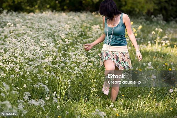 Spring Meadow Foto de stock y más banco de imágenes de Adulto - Adulto, Aire libre, Alegre