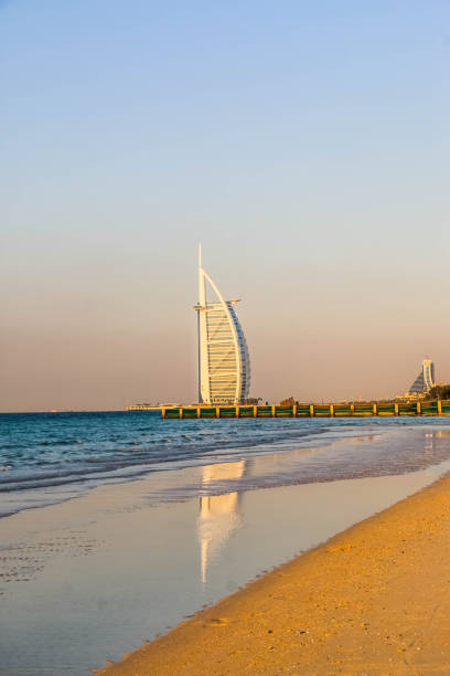incrível vista do burj al arab, hotel de sete estrelas, uma vista da praia de jumeirah, mar arábico, residencial e negócios arranha-céus, dubai, emirados árabes unidos - jumeirah beach hotel - fotografias e filmes do acervo