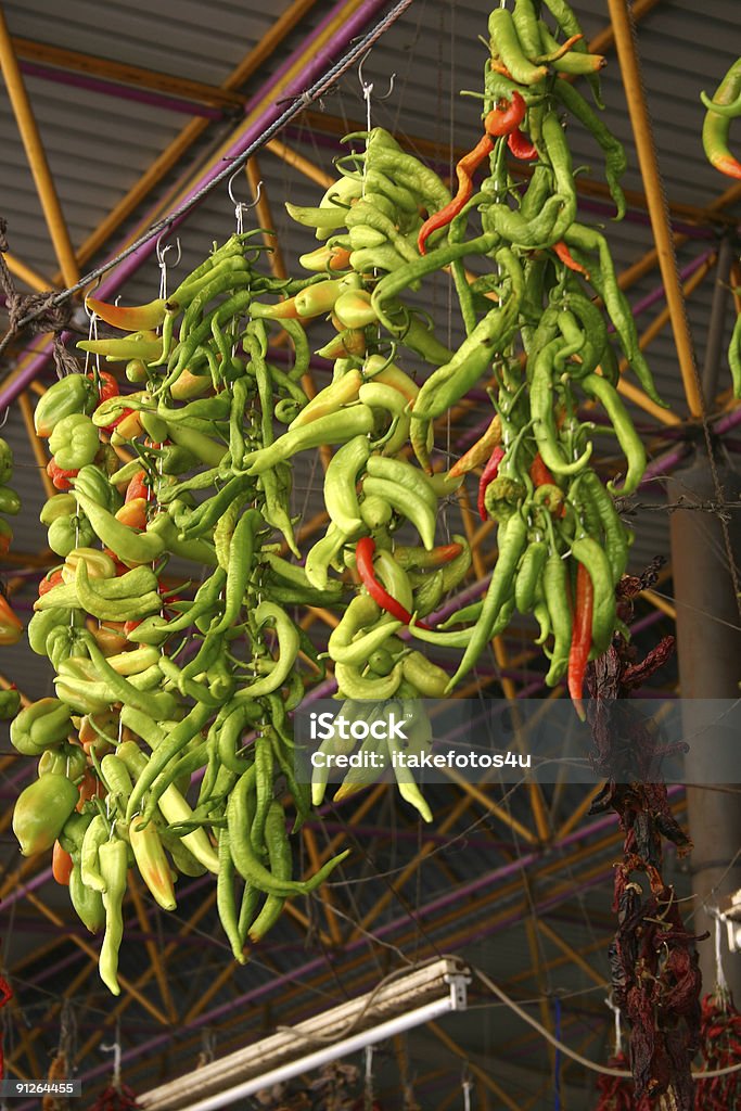 Verde y rojo chillies - Foto de stock de Alimentos deshidratados libre de derechos