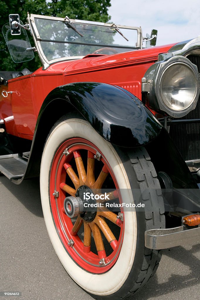 Velho vermelho com palavra de madeira vintage conversível (XXL) rodas - Foto de stock de Pneu royalty-free